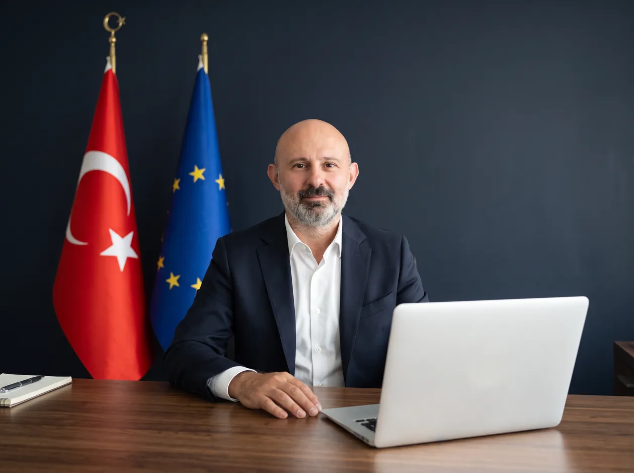 Ata Vize danışmanı masa başında